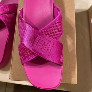 Pink Ugg slides / never worn / size 9